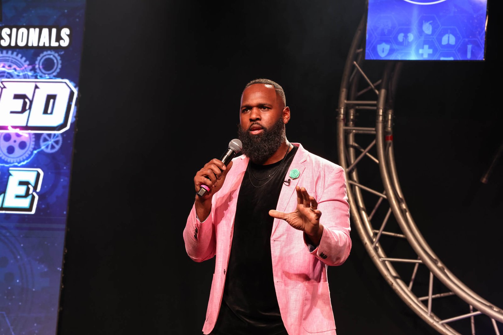 Andre Fluellen speaking to an audience